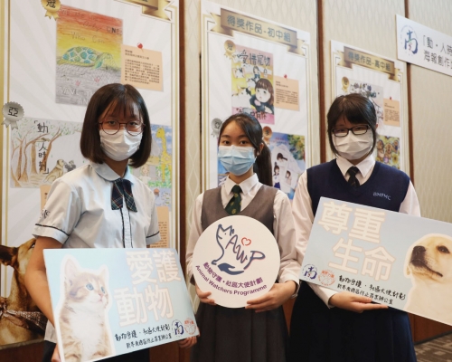 鄧婥翹（左起）、劉桐茵和江雪兒參與警方「動‧人時刻海報創作比賽」奪冠。 林家希攝