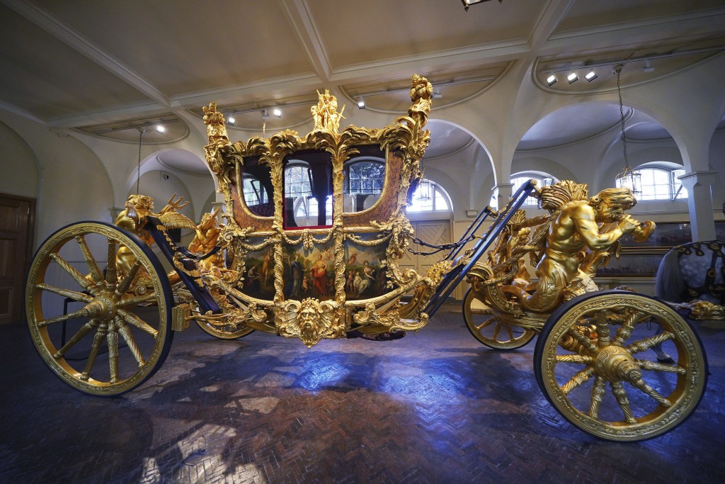 伊利沙伯二世曾在2018年的一部纪录片中形容当时乘坐黄金马车从白金汉宫到西敏寺，像一艘在波涛汹涌大海中的船。AP