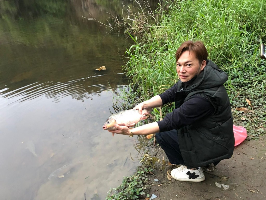 方俊放生為朋友祈福。