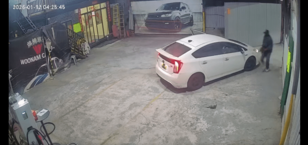 兩名刀手疑因眼見無法追上目標,加上懷疑財物已到手,隨即轉身折返。 兩名刀手疑因眼見無法追上目標,加上懷疑財物已到手,隨即轉身折返。