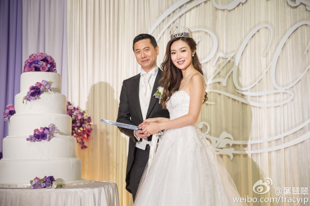 葉翠翠2010年與建築師老公周曉東結婚，當時她更戴上港姐后冠出嫁。