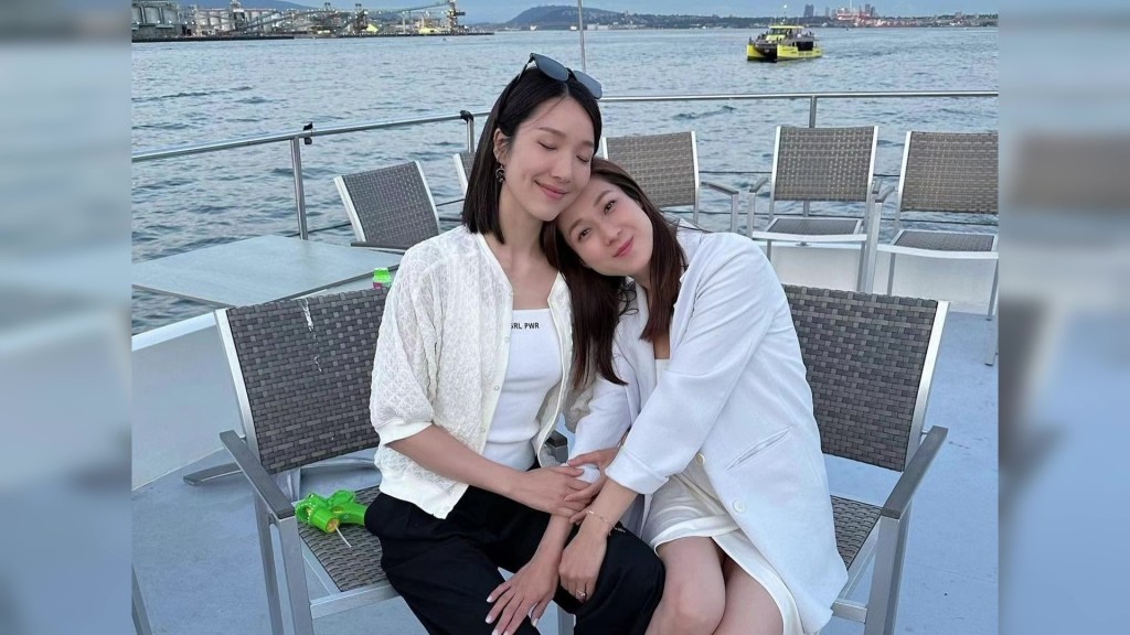 鍾嘉欣與李亞男在溫哥華的船上相互依偎合照，多年閨密情誼始終不變。