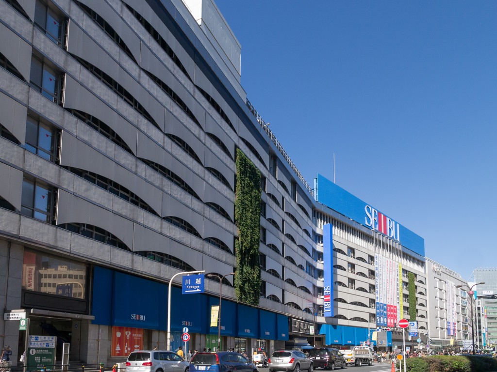 東京池袋遊客暴增,大量行李箱隨意棄街頭。維基百科 東京池袋遊客暴增,大量行李箱隨意棄街頭。維基百科