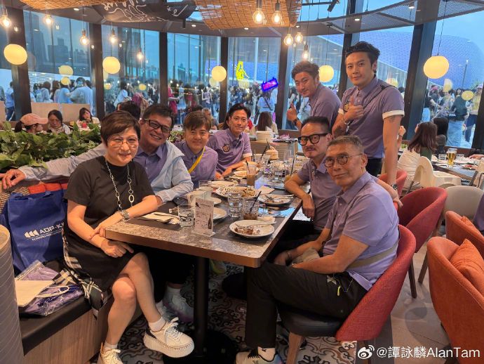 譚詠麟當晚亦有在現場,他對劉洋得季軍有微言。 譚詠麟當晚亦有在現場,他對劉洋得季軍有微言。