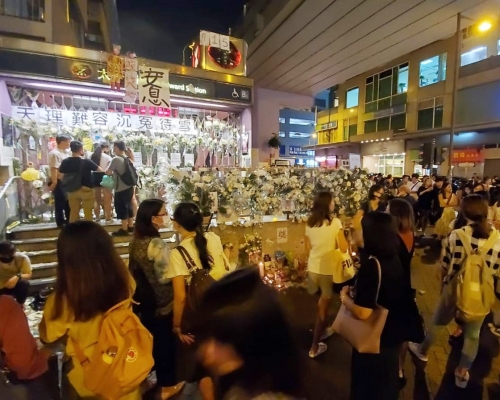 有人繼續在太子港鐵站出入口外聚集。
