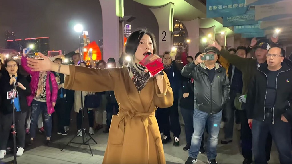 未參加《中年好聲音》時，龍婷在街頭演出，旺角及中環碼頭均有其蹤影。