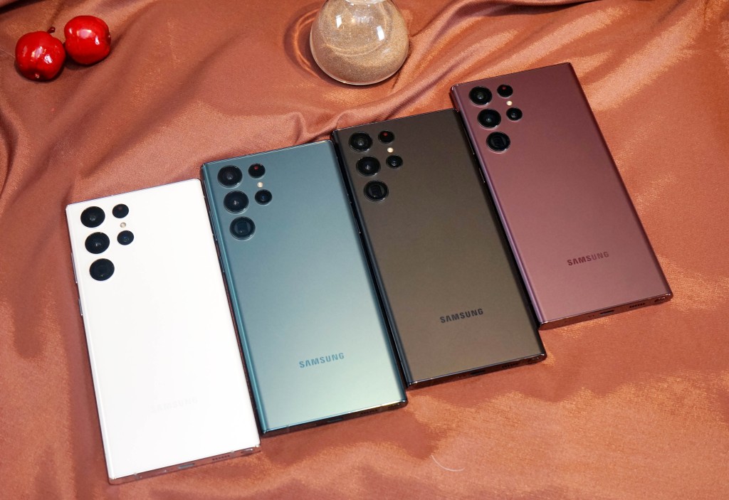 S22 Ultra機身備有四色選擇,108MP四鏡設計有別S22及S22+。 S22 Ultra機身備有四色選擇,108MP四鏡設計有別S22及S22+。