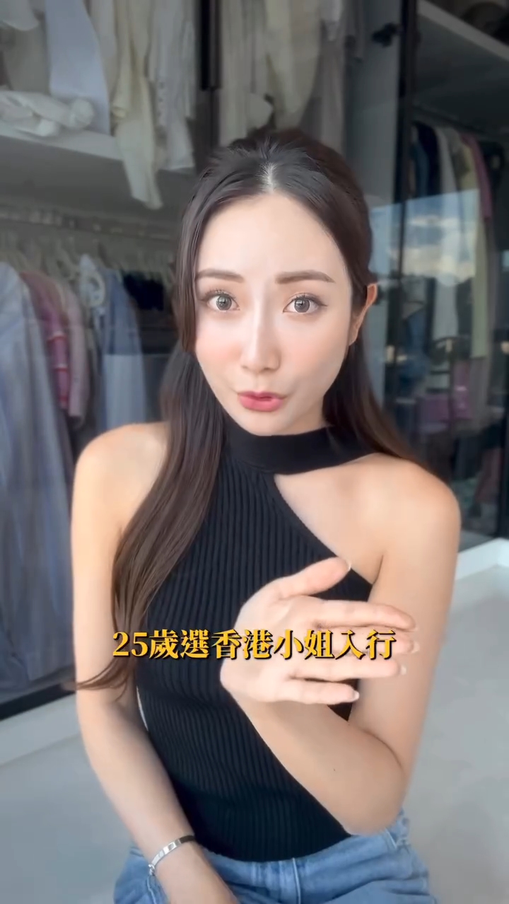 蔡嘉欣身後的衣帽間很吸引。 蔡嘉欣身後的衣帽間很吸引。