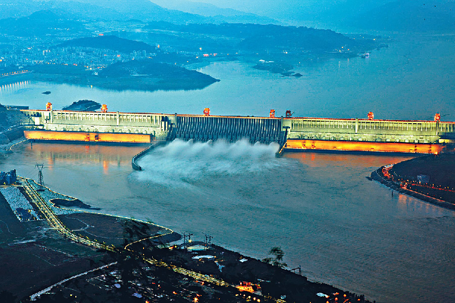 运用长江天然的水力作为发电的原料，既环保又实用。