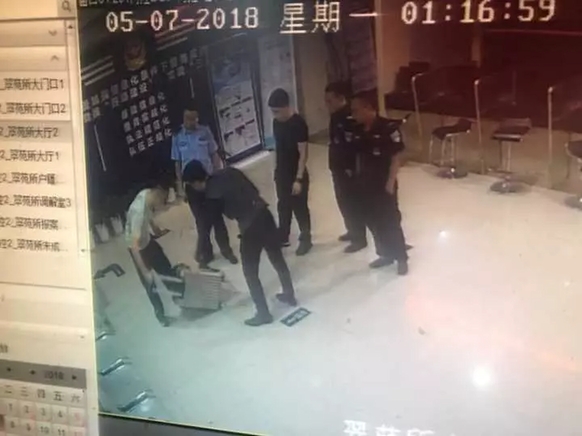 一整箱金錢留在酒吧。