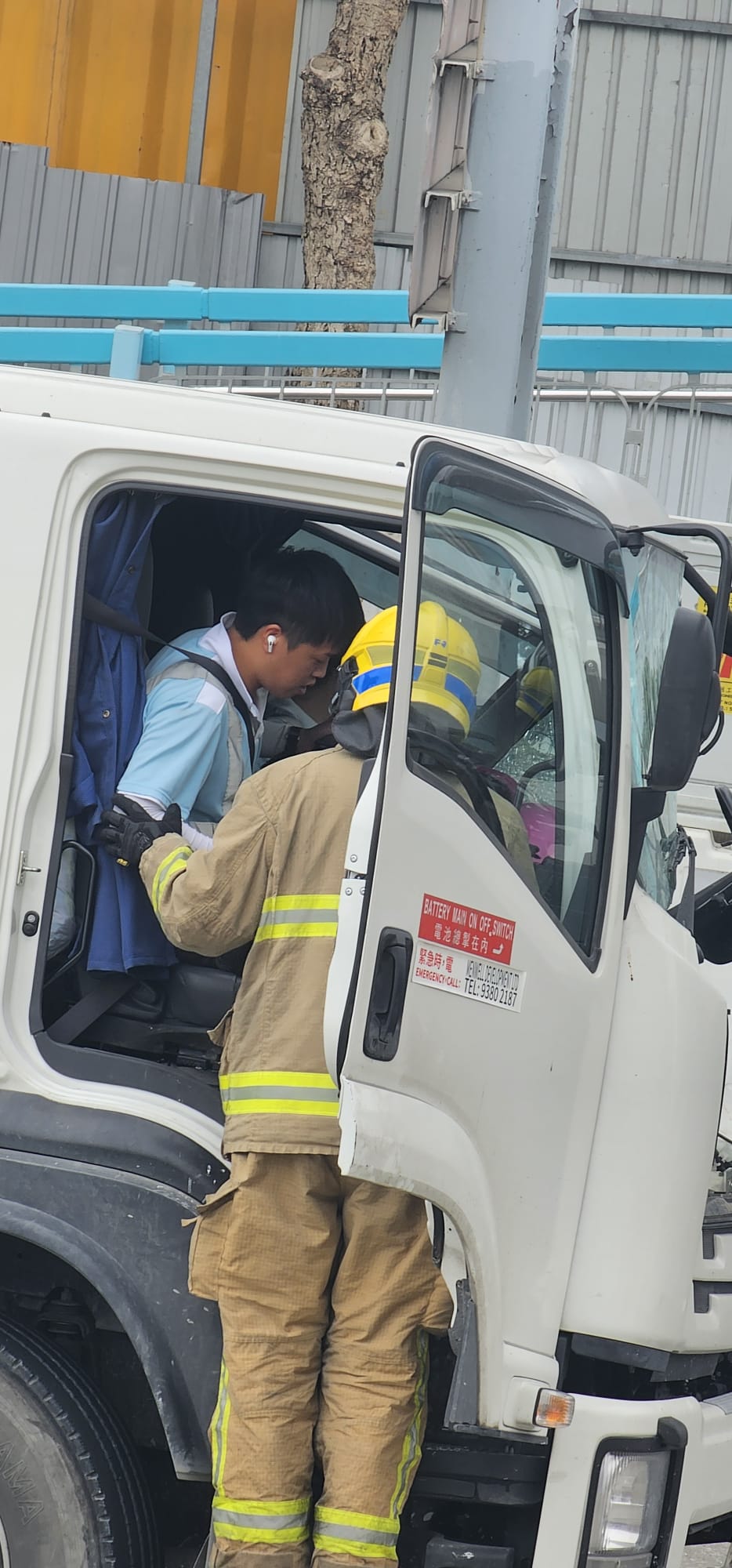 运油车司机被困车内，消防协助拯救。