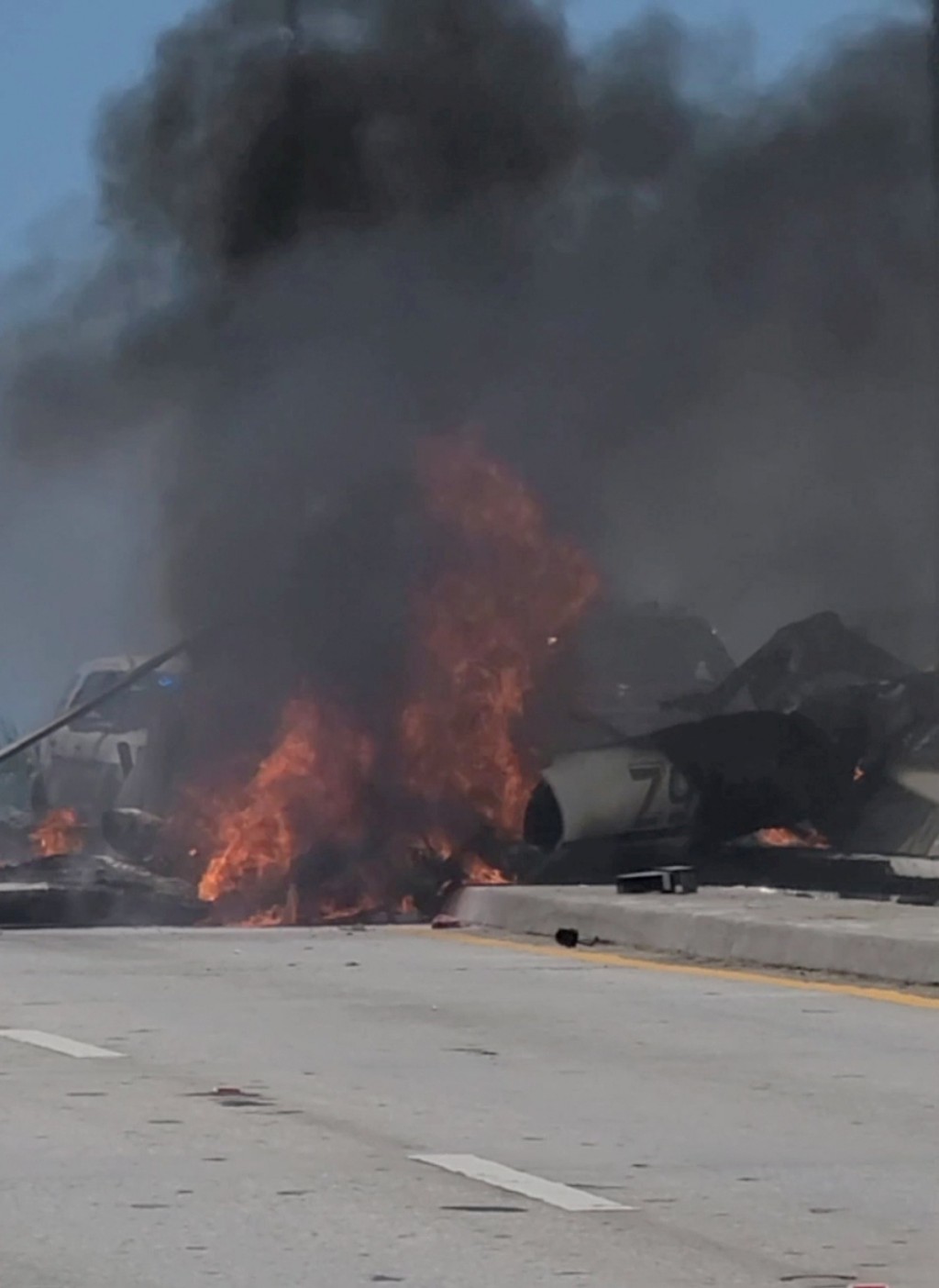 小型機失事墜橋後著火焚燒。REUTERS