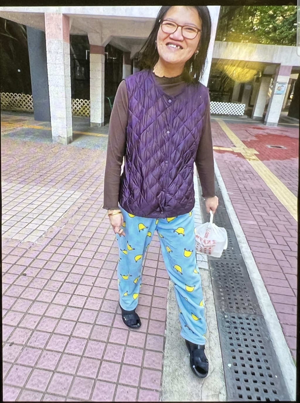 杜藹怡最後露面時身穿黑色長袖外套、黑色長褲及黑色鞋，以及攜有一個膠袋。警方圖片