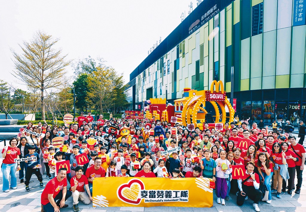 麥當勞義工隊邀請50個基層家庭欣賞新春花車。