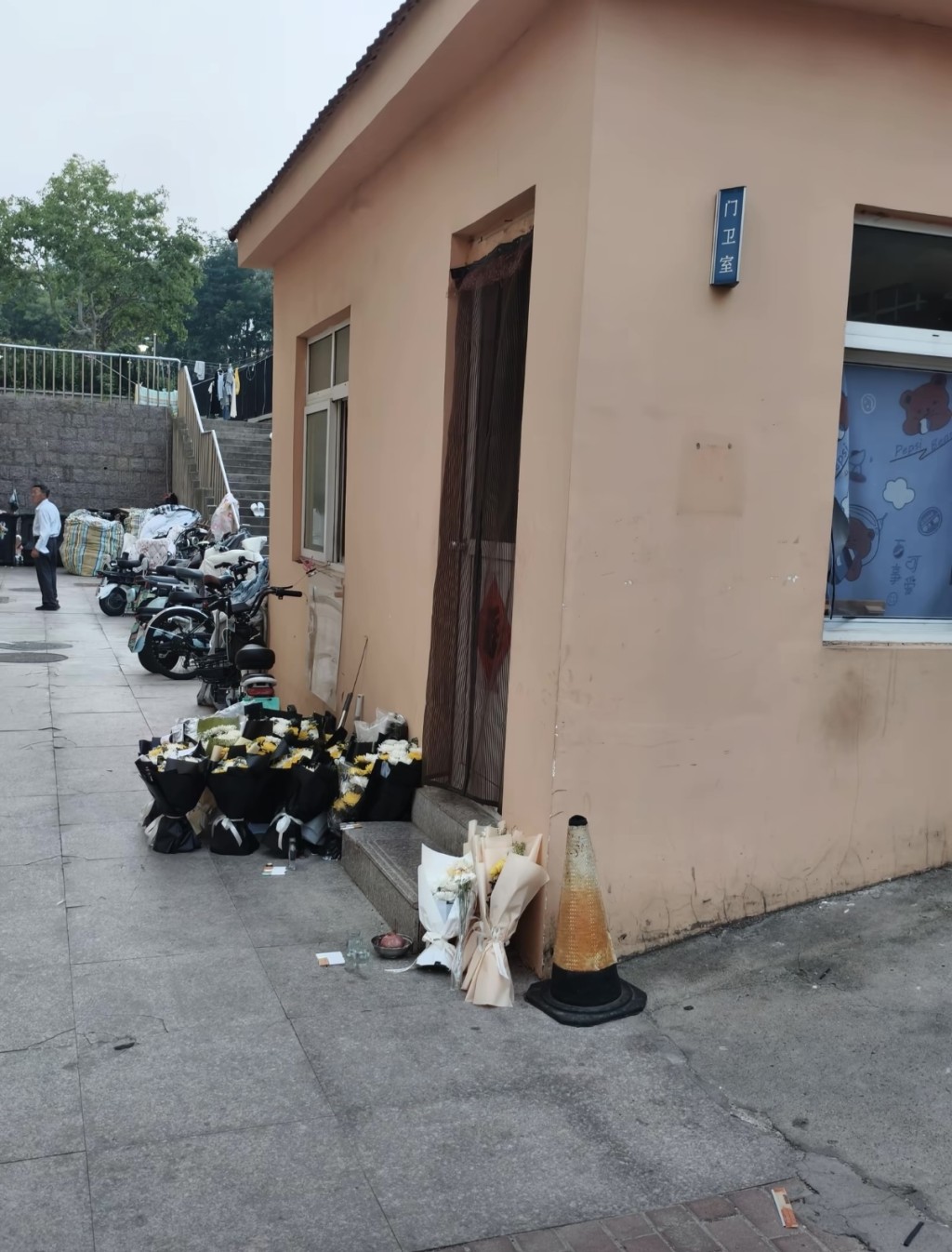 学生送花悼念去世的宿舍管理员。抖音@青年阿冲. 学生送花悼念去世的宿舍管理员。抖音@青年阿冲.