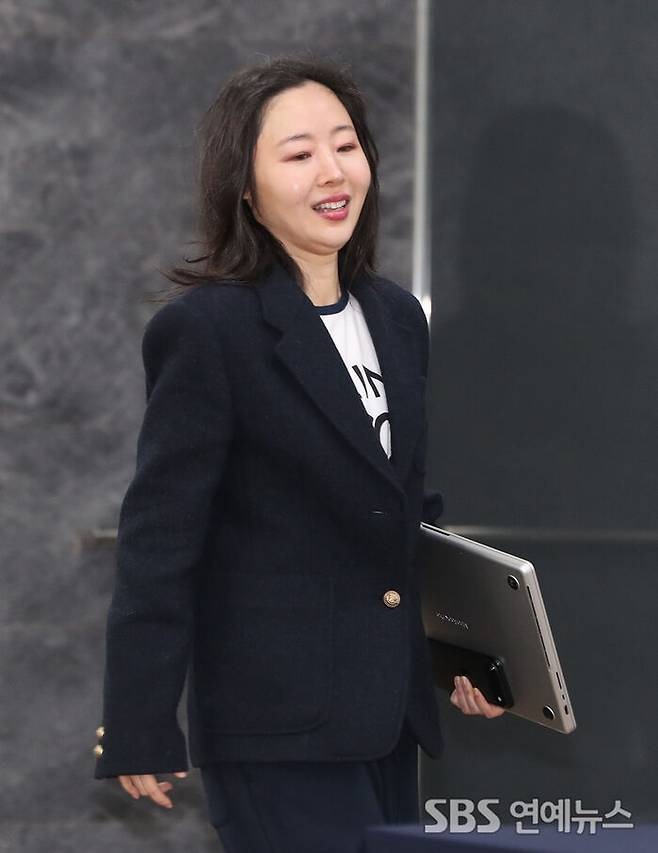 閔熙珍今日下午提着電腦匆匆走進記招場地。 閔熙珍今日下午提着電腦匆匆走進記招場地。