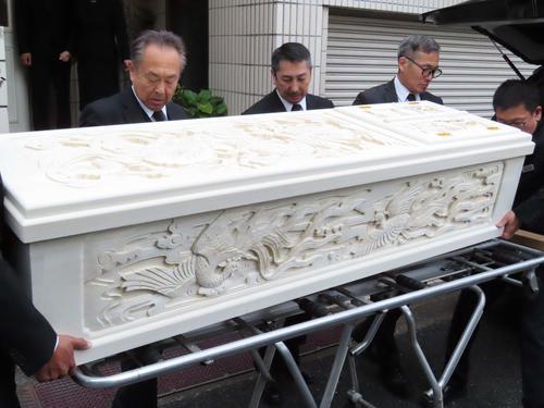 西田的遺體昨午在家中入殮,白色靈柩隨後移靈至東京某殯儀館。 西田的遺體昨午在家中入殮,白色靈柩隨後移靈至東京某殯儀館。
