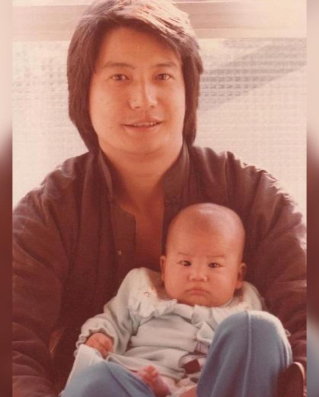 陳宇琛還貼出當年父親抱着自己的童年相，以及自己抱女的照片作對比。