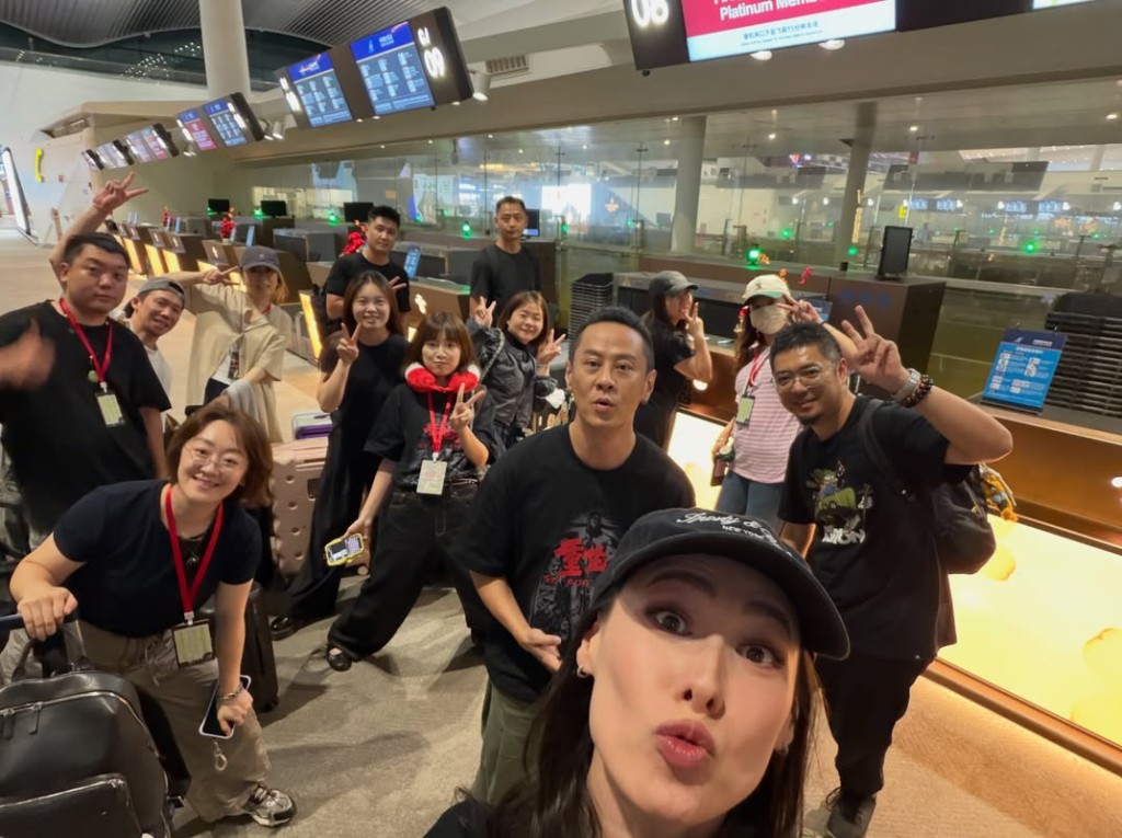 梁洛施與男友馬浴柯及《重生2》團隊出發路演，並在機場開心自拍。