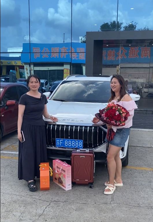 江蘇南通楊女士抽中罕見的「88888」車牌成為佳話。抖音＠南通野球直播專號/黑桃King