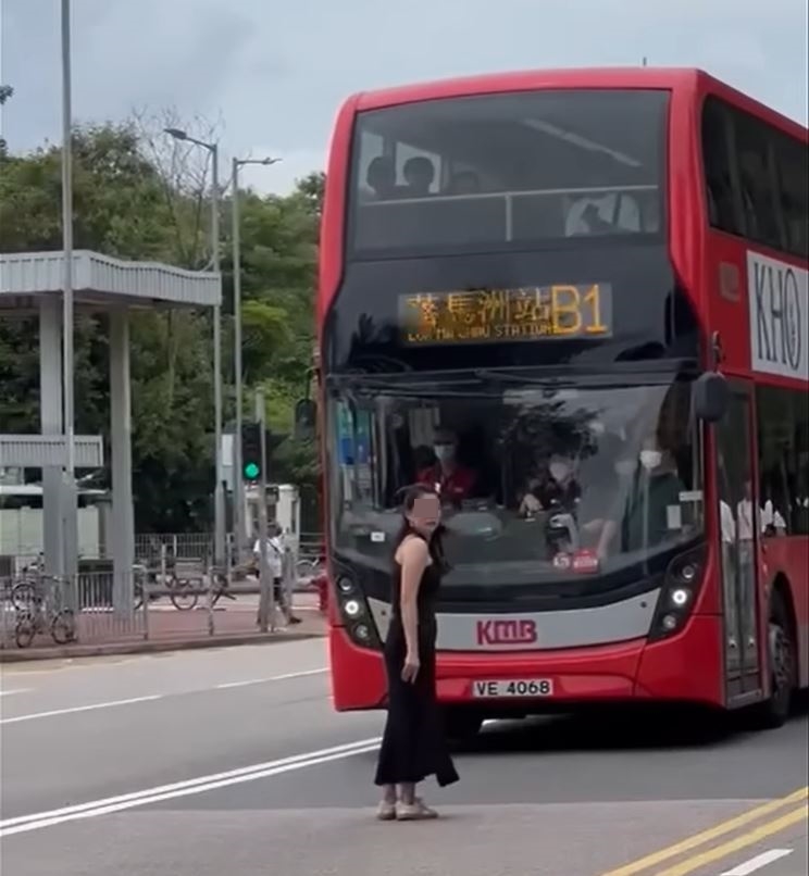 女子迟迟不肯让巴士驶走，事件扰酿至少4分钟。网上影片截图