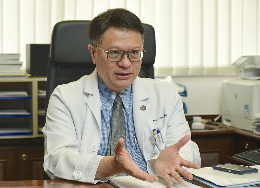 中大呼吸系統科講座教授許樹昌表示,近日氣溫下降,市民增加室內活動,空氣未必流通,或使病毒活躍情況再延長。 中大呼吸系統科講座教授許樹昌表示,近日氣溫下降,市民增加室內活動,空氣未必流通,或使病毒活躍情況再延長。