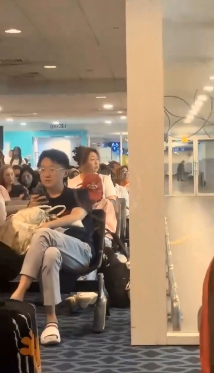 疑是華人的家長讓幼童在垃圾筒上大便，但隔籬已是洗手間。Threads