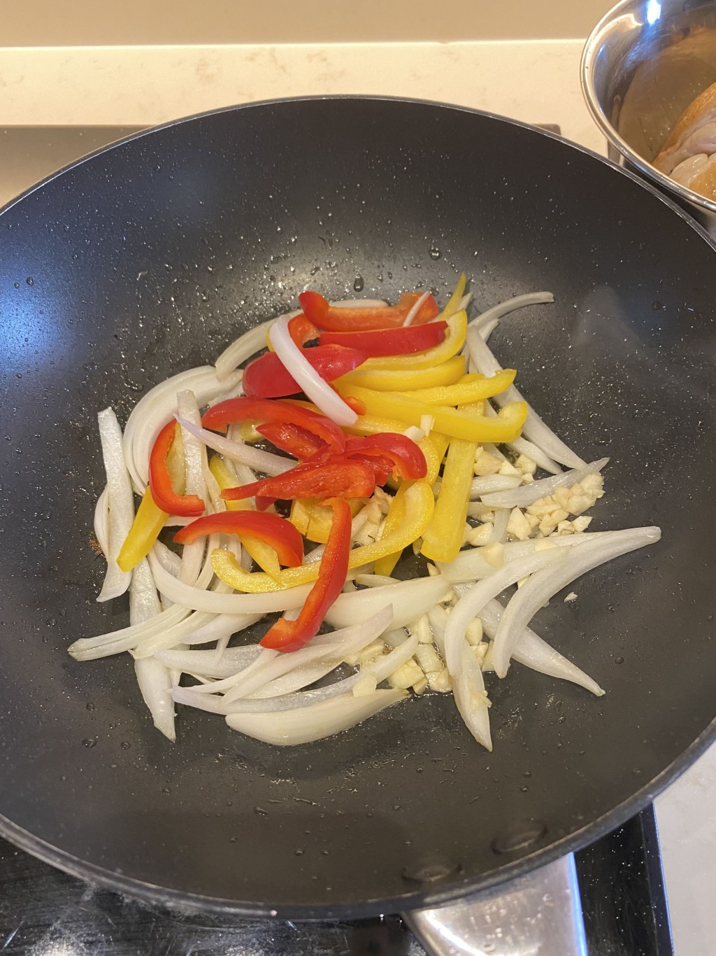 2. 將洋葱、蒜頭、紅黃椒放入平鑊。