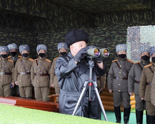 相片攝於2月28日金正恩視察北韓軍隊軍事演習之時,當時北韓官方依然宣稱北韓零新冠確診個案。AP資料圖片