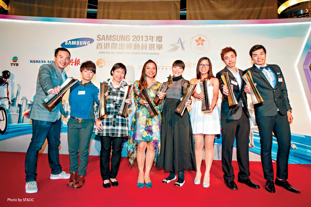 2013年，歐陽若曦（左）獲選為香港傑出運動員。