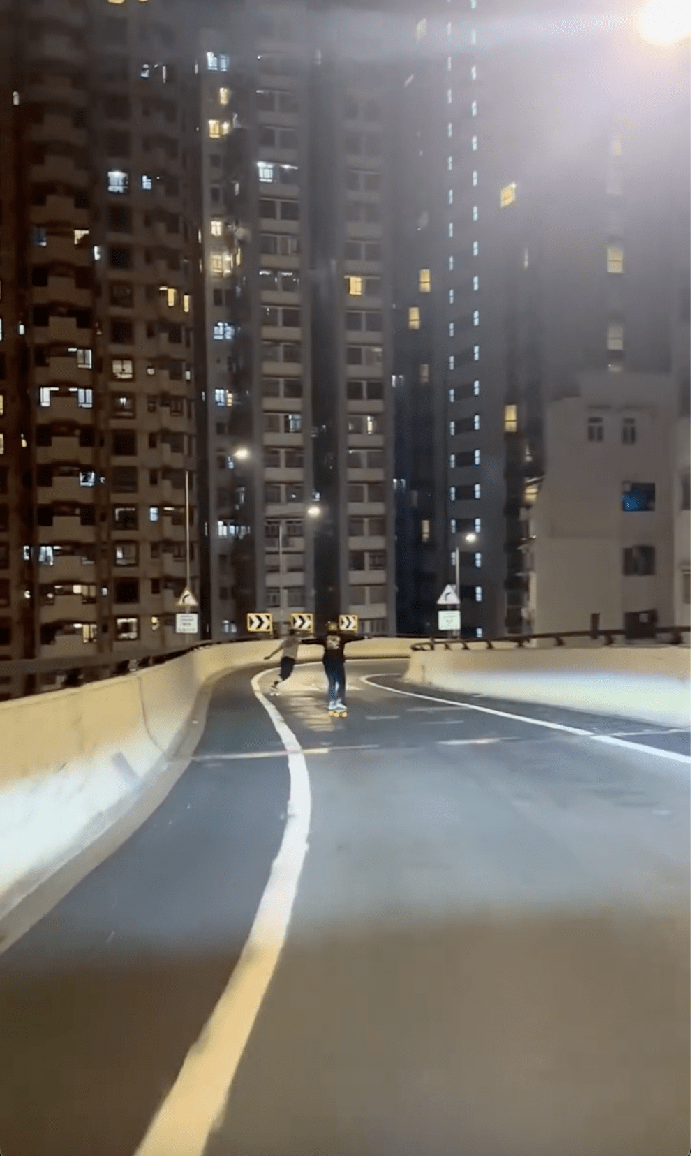 前方男子滑行時左搖右擺。Threads @ sbdwlongboards 影片截圖 前方男子滑行時左搖右擺。Threads @ sbdwlongboards 影片截圖
