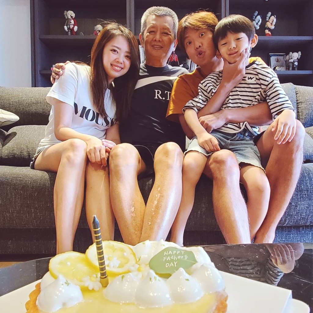 小鬼一家，左一是他的妹妹黃婷婷。