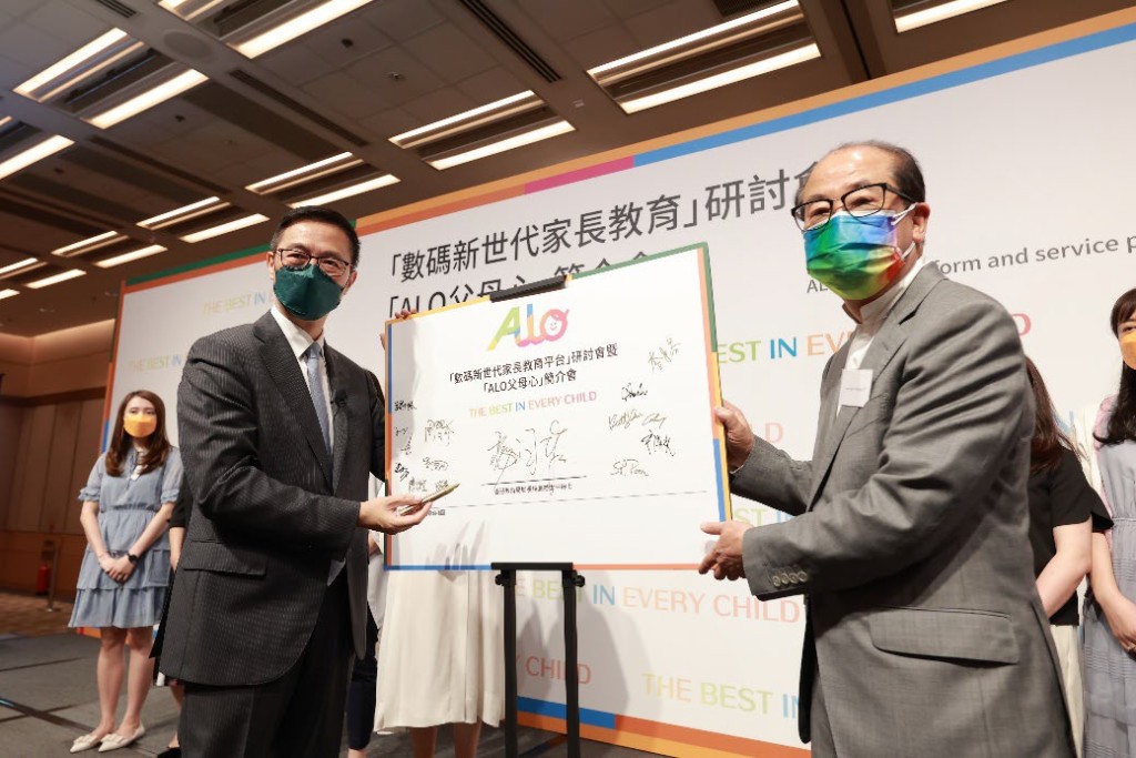 教育局局長楊潤雄 (左)與英福行科技有限公司主席曾祥(右)。