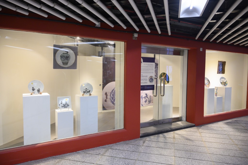 港铁瓷艺展｜四个展柜，分别摆放了中、韩两地瓷艺家的作品，以及99个绘有港铁车站附近地标的瓷碟，展品多达175项。