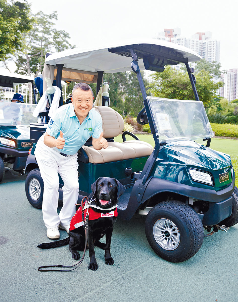 志偉支持香港導盲犬服務中心。