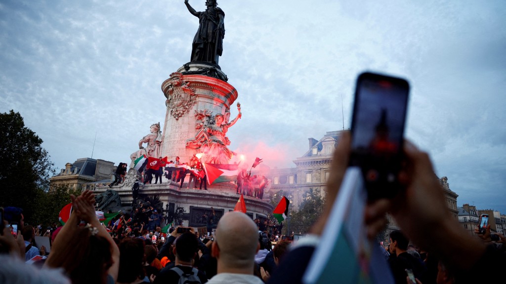 法国民众无视集会禁令，周四在巴黎共和广场挥舞巴勒斯坦旗。 路透社