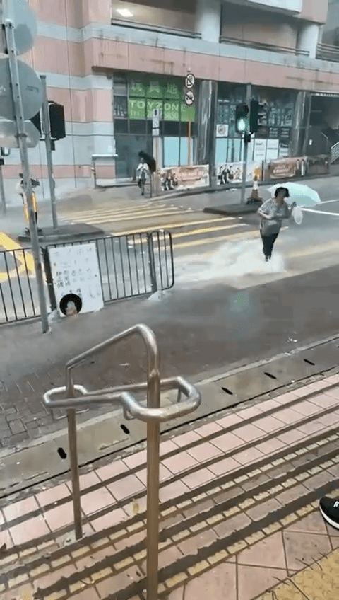 這名婆婆為趕上班不惜衝前過路