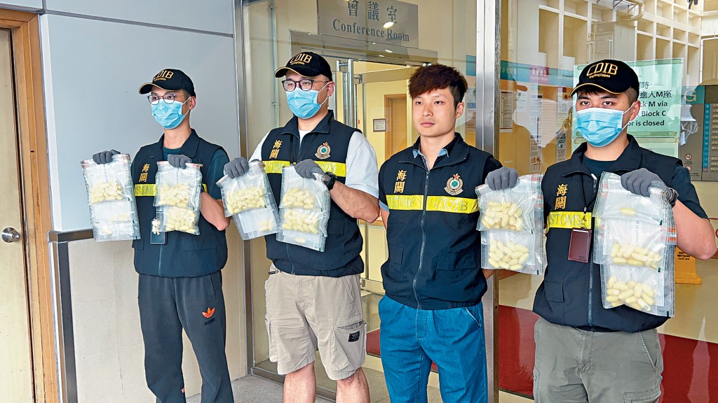 海關展示體內藏毒案中檢獲的可卡因毒品。