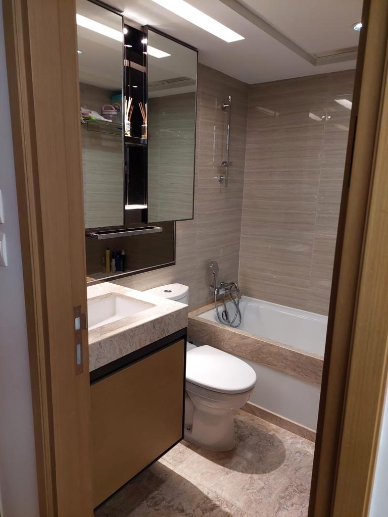 浴室設鏡櫃，方便梳洗。