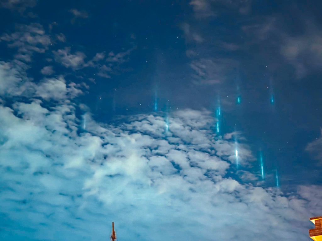 有市民在向南偏東的星空拍攝到光柱現象。