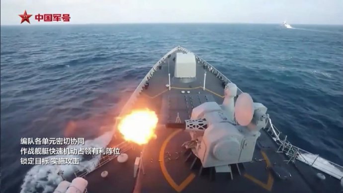 驅逐艦進行實彈射擊。