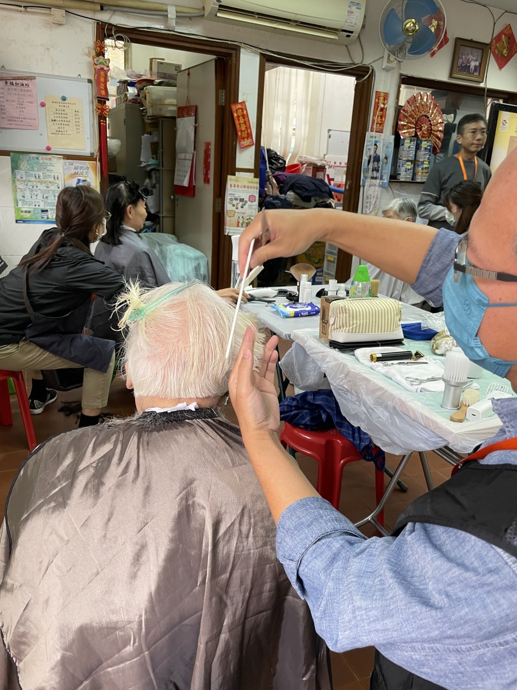 「银助手」为行动不便的长者提供贴心的上门剪发服务。 「银助手」为行动不便的长者提供贴心的上门剪发服务。