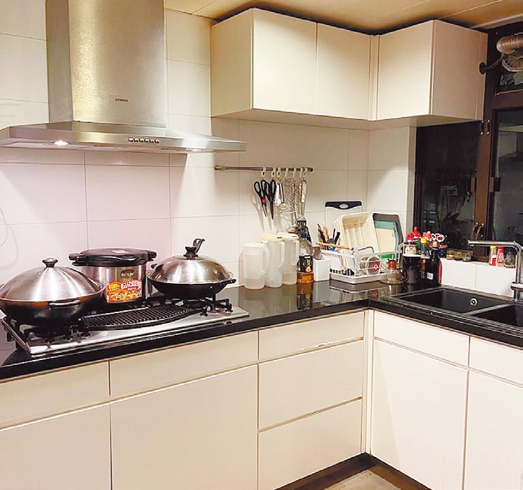 廚房以黑白色設計，有齊基本廚具。