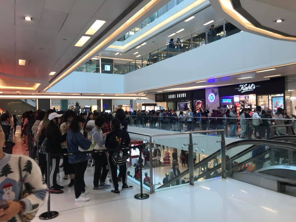 沙田「喜茶」分店外繼續有逾百人輪候。網民Pepe Fong圖片