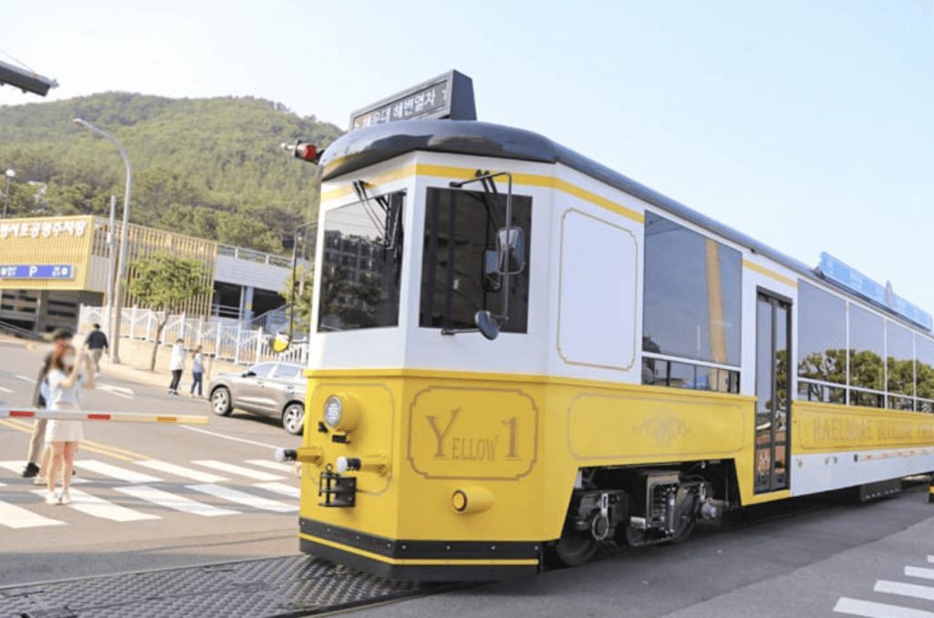 鲜黄色车身设计，有点像葡萄牙里斯本的古老列车