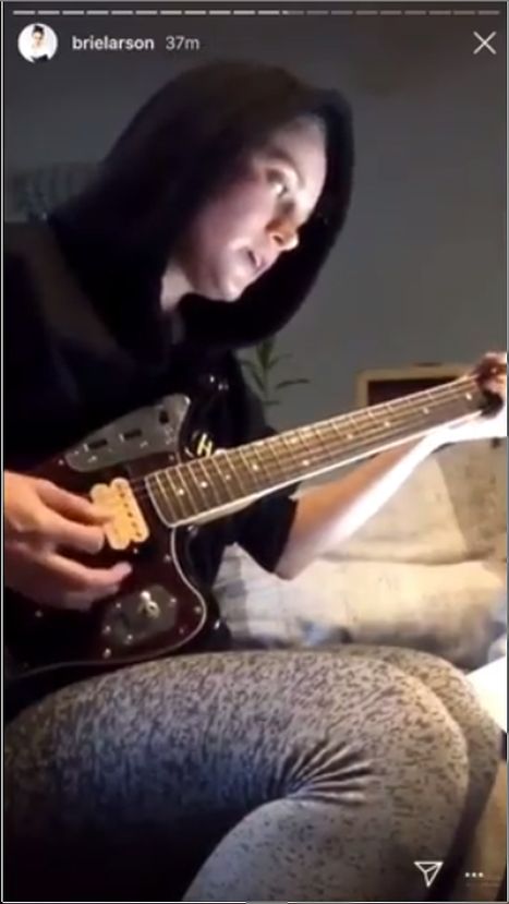 Marvel隊長Brie Larson公開自彈自唱的片段,獲原唱者Ariana及網民大讚。網圖