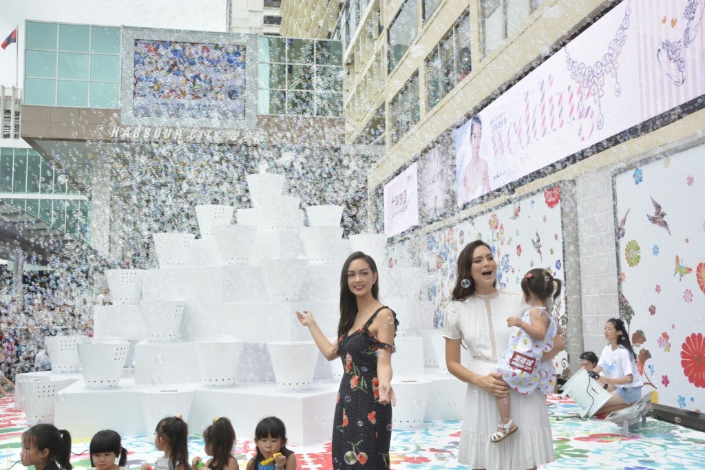 JC、Ana R.抱囡囡現身