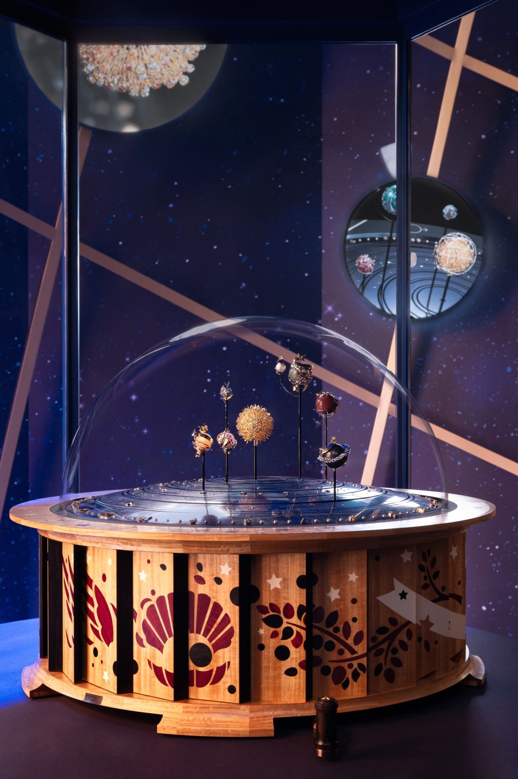 Planétarium自動機械裝置高50厘米，直徑66.5厘米，搭載極致複雜的機械機芯，驅動太陽及太陽系行星的實際運行。底座設有多個視窗，顯示時/分、晝/夜、標示年、月、日的萬年曆、以及動力儲存。
