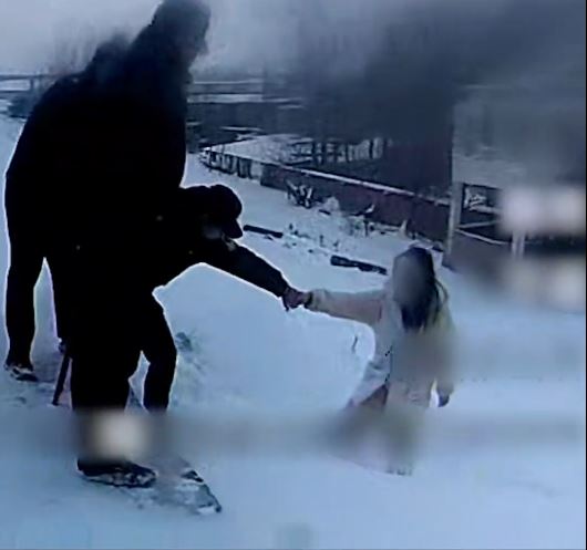 安徽有女子離奇在大雪夜流連郊外連8小時，險變人形冰雕。抖音＠平安龍子湖