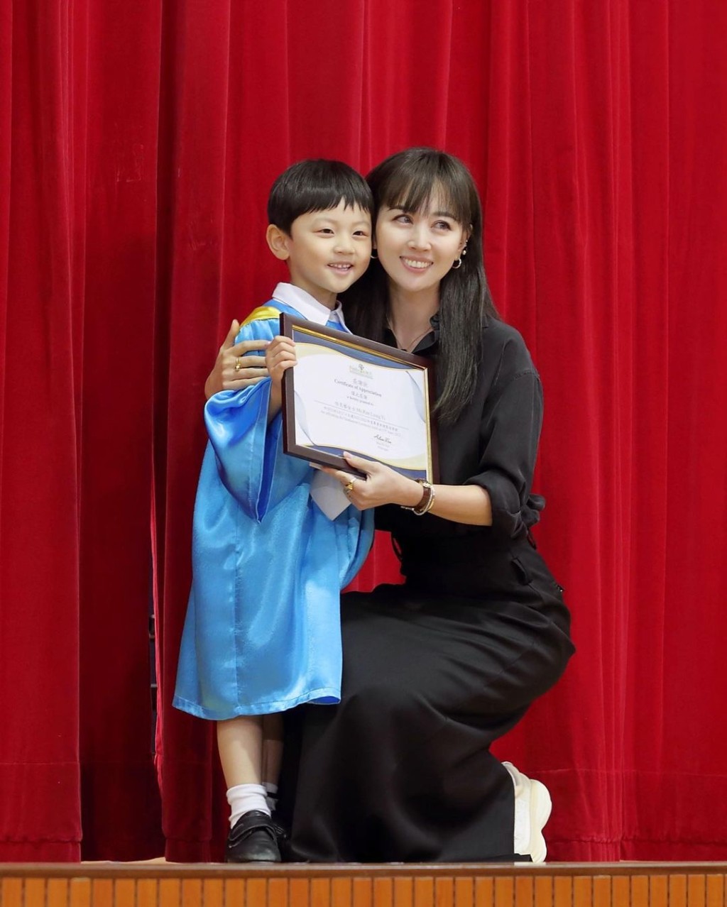 妈妈任祉妍分享在IG分享Rex幼稚园毕业礼照片。